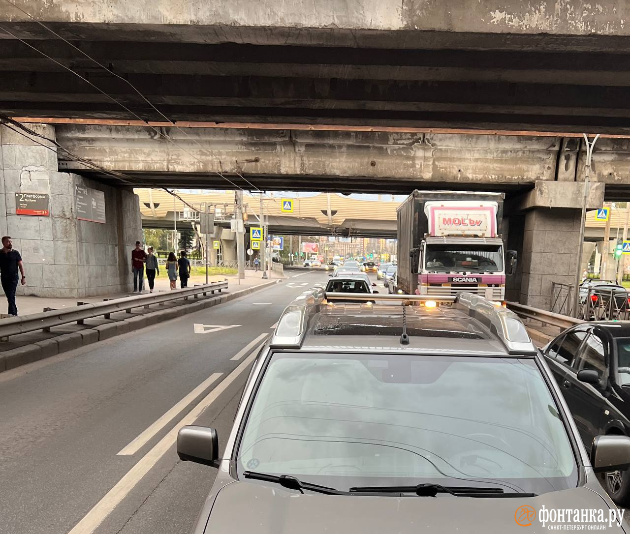 Мост посыпался и повредил автомобиль на Ленинском проспекте в Петербурге -  12 августа 2023 - ФОНТАНКА.ру