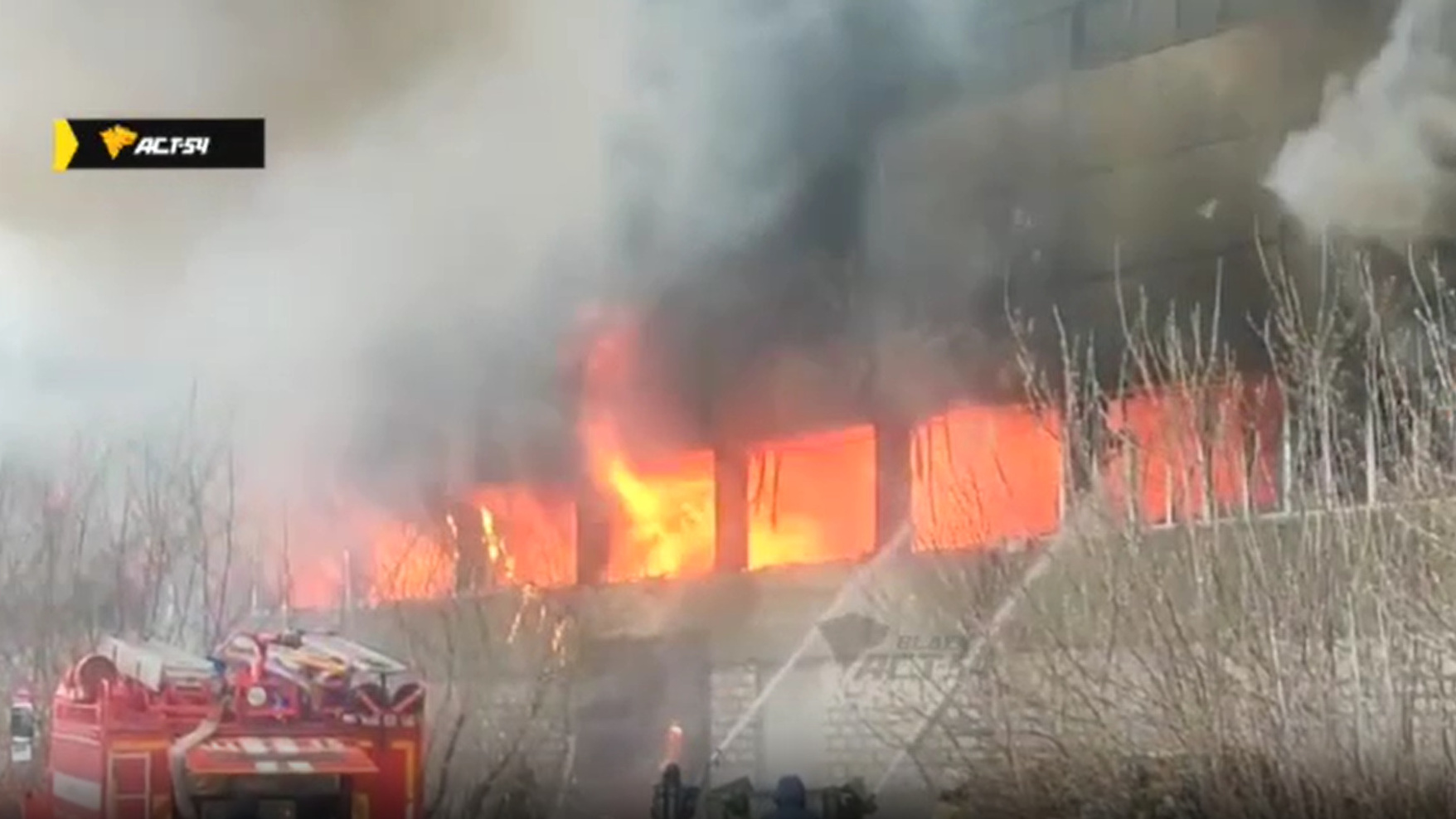 Тушат уже три часа: что происходит на Станционной, где горит производственное здание
