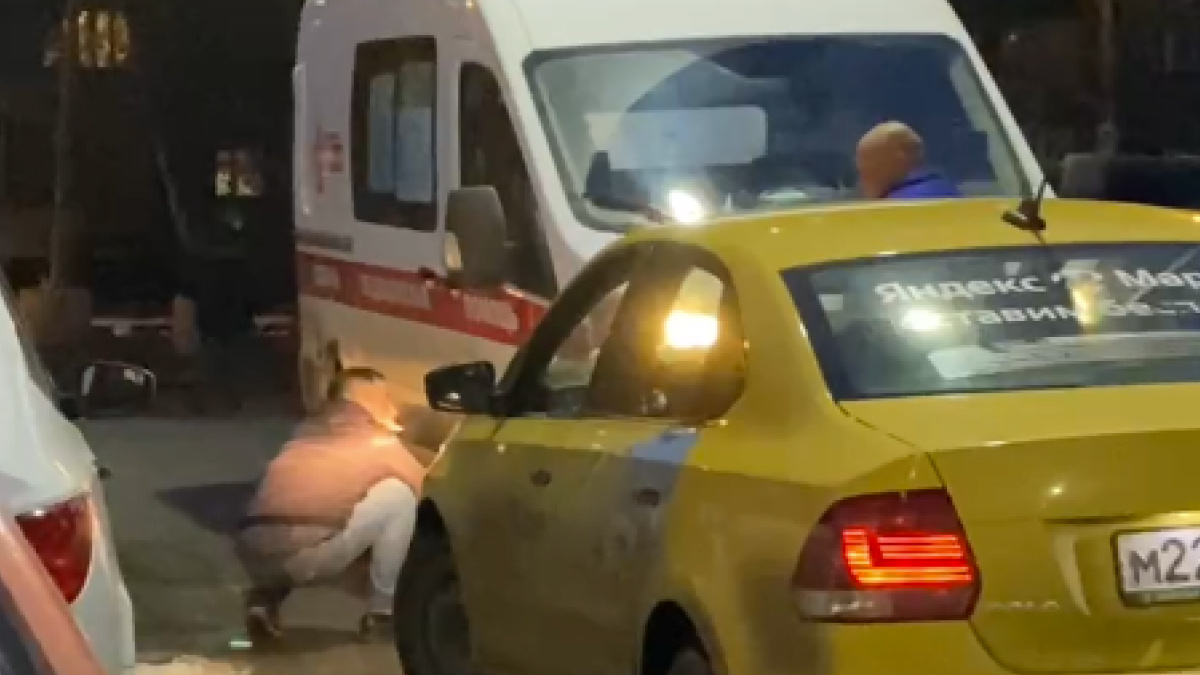 «Угрожал проткнуть колесо»: в Екатеринбурге таксист поссорился с водителем скорой. Видео