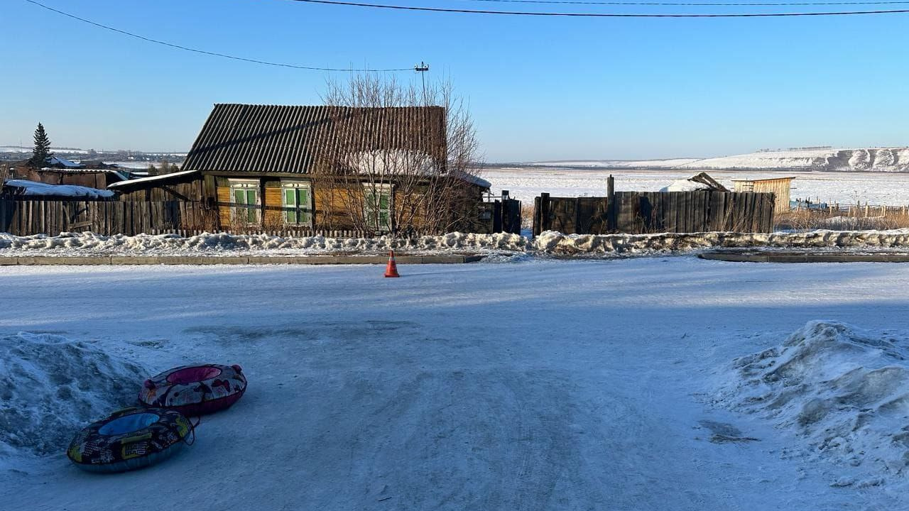 В Сибири 6-летний мальчик скатился с горки и попал под колеса авто — ребенок погиб