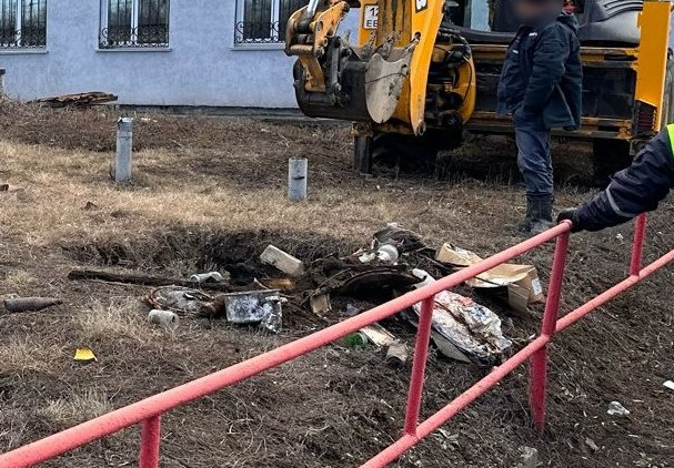 На Урале двух братьев нашли мертвыми. Их достали из заброшенной овощной ямы