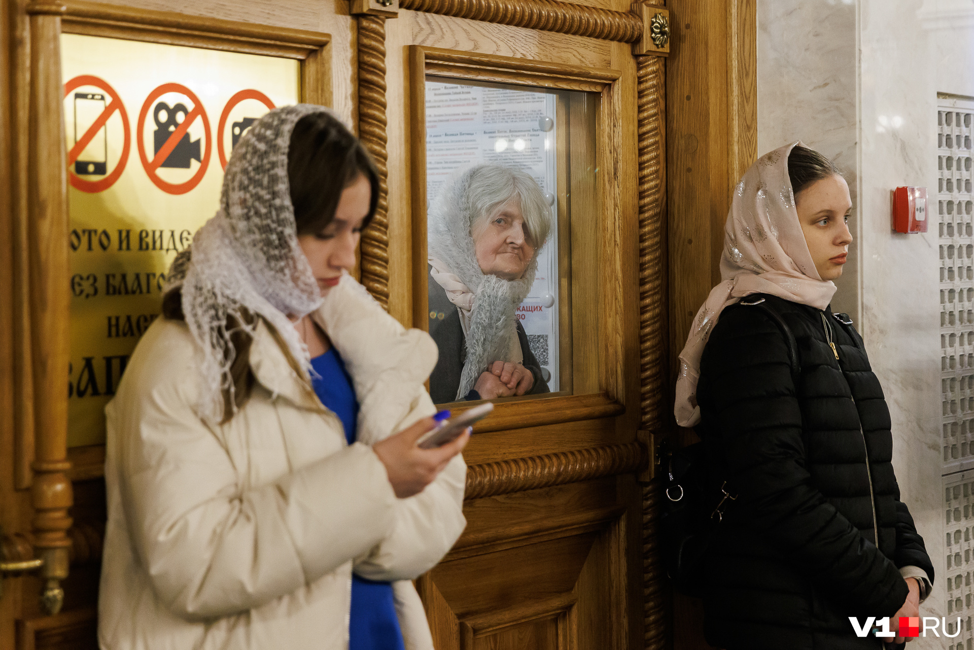 Это здесь пасхальная служба проходит, да? Это здесь пасхальная служба проходит, да?