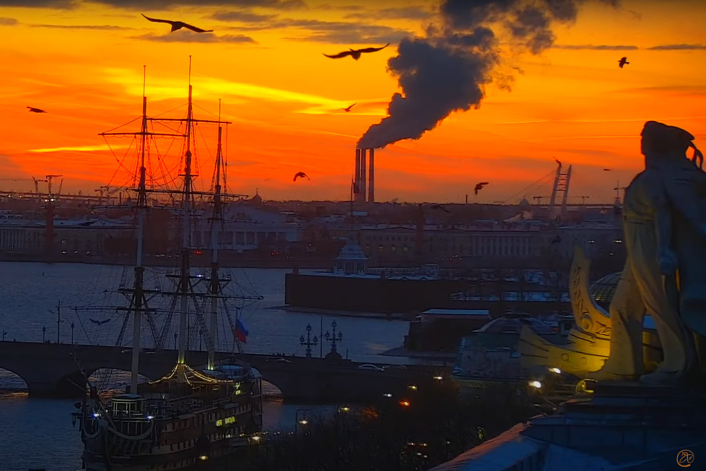 Ноябрьское солнце искупало Петербург в лучах заката. Читатели «Фонтанки» поймали их на фото
