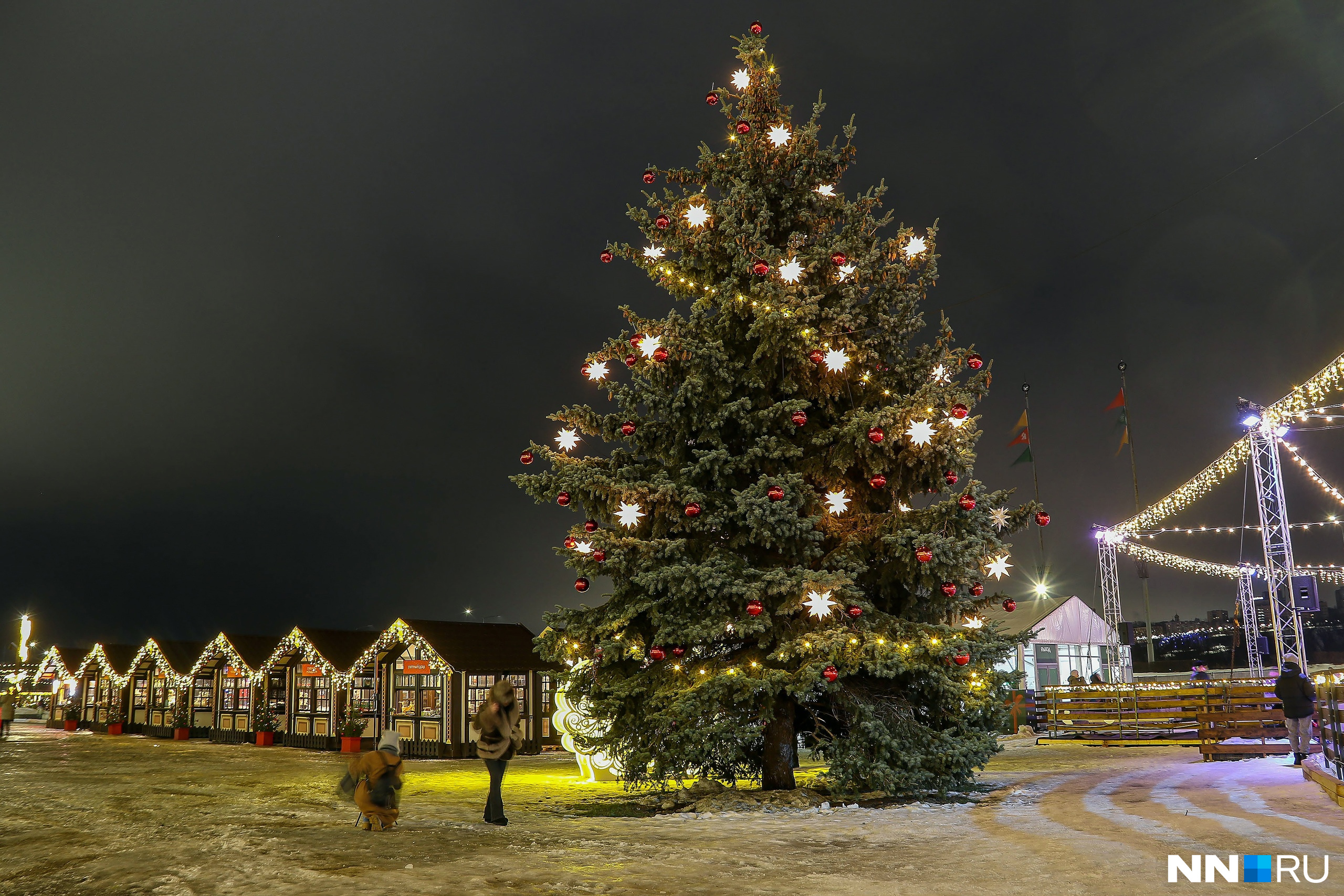 Огни Нижнего Новгорода. Фоторепортаж про рождественские елки в заречной части города