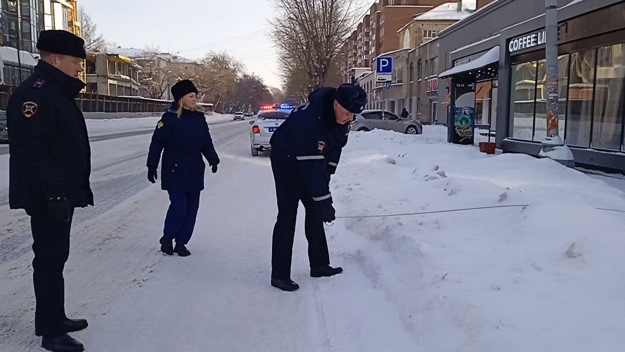 Гаишники прошлись по Екатеринбургу с линейками, чтобы заставить коммунальщиков вывозить снег