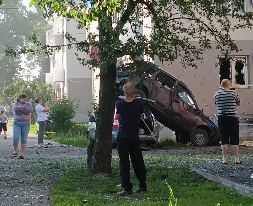 Ребенок и шесть взрослых пострадали при обстреле в Белгородской области. Машину закинуло на соседнюю