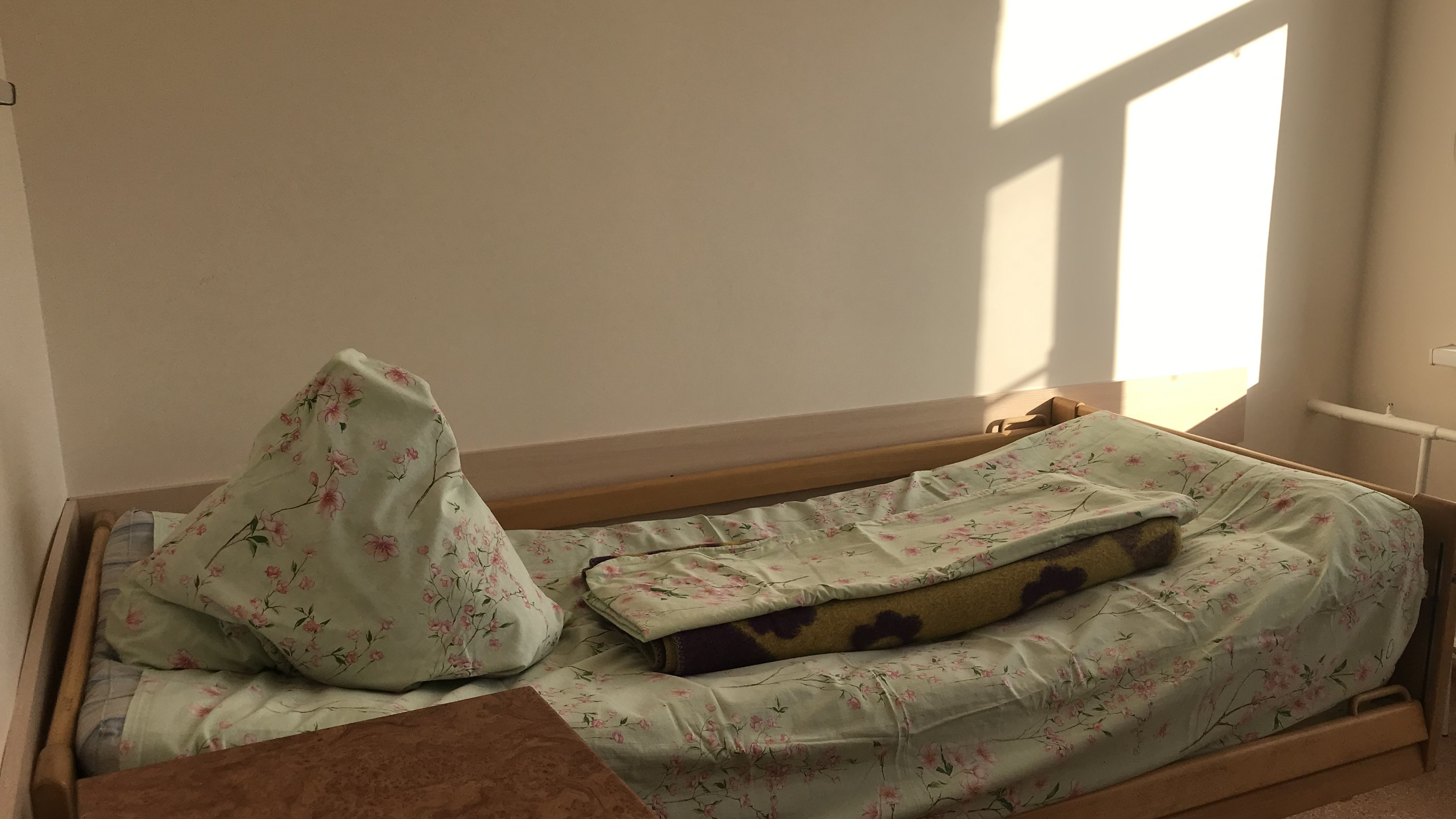 Приказали сменить постель: постояльцев новосибирского дома милосердия атаковал чесоточный клещ
