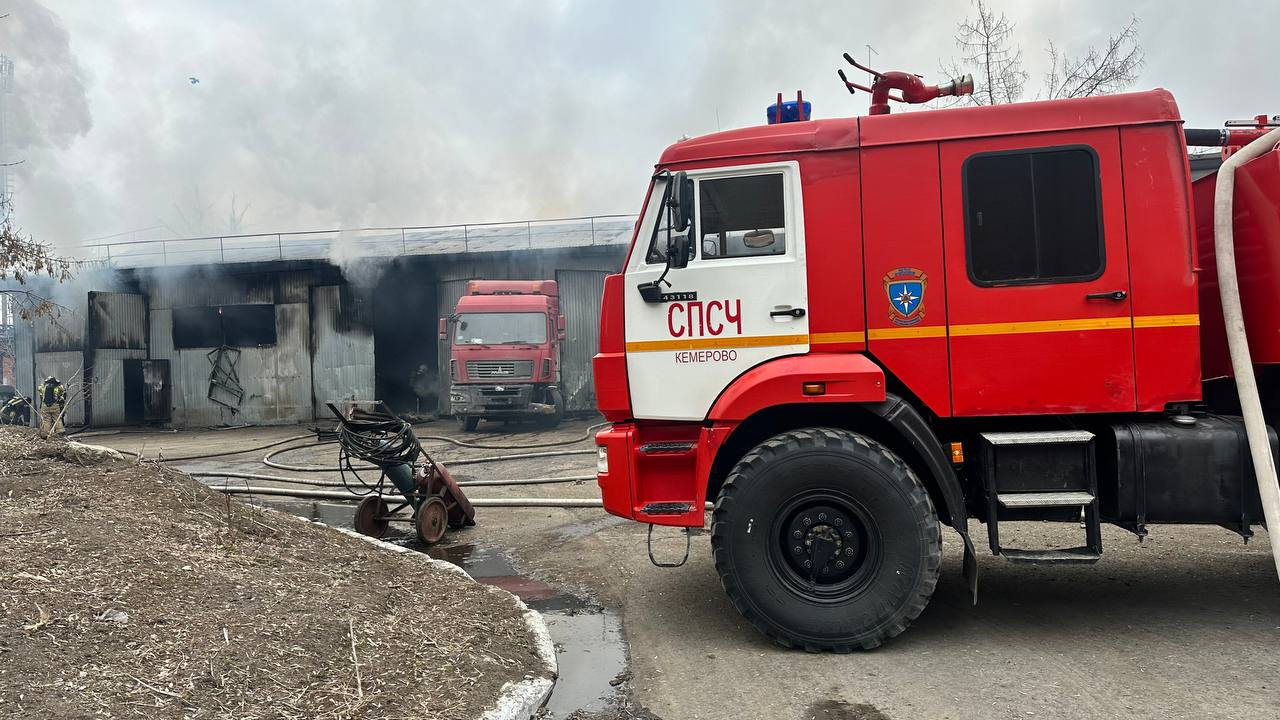 «Слышны хлопки»: в Кемерове загорелась автомастерская — что известно о масштабах ЧП