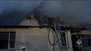 В Левашово сгорел жилой дом. На месте работают спасатели