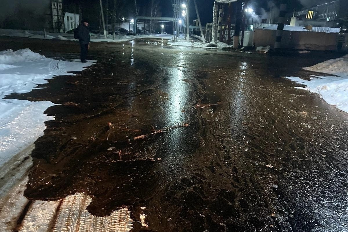 Улицы Сергача затопили сотни литров сладкой патоки из-за лопнувшей цистерны