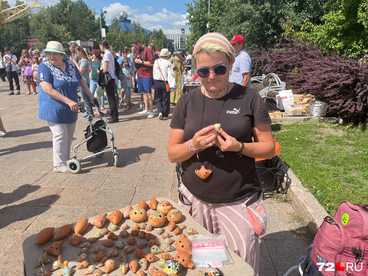 Айнар приехала на праздник из Омска. Она продает маленький музыкальный инструмент, который называется окарины. Он развивает легкие Айнар приехала на праздник из Омска. Она продает маленький музыкальный инструмент, который называется окарины. Он развивает легкие