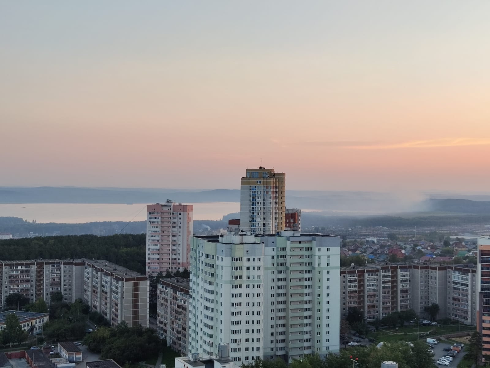 В Екатеринбурге полыхает лес. Дым идет со стороны лесопарка на ВИЗе