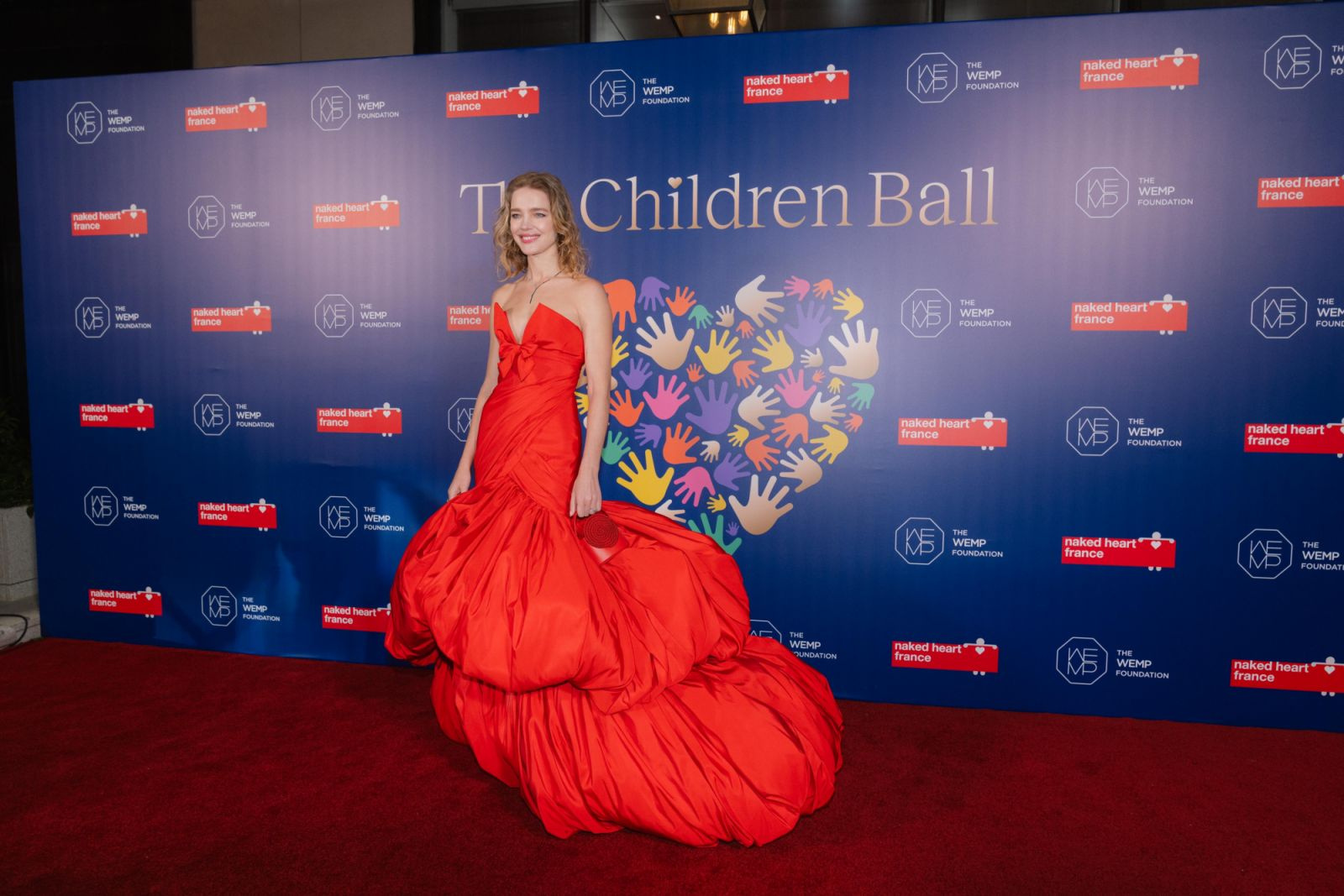 Нижегородская модель Наталья Водянова засветилась в роскошном платье на благотворительном вечере в Гонконге