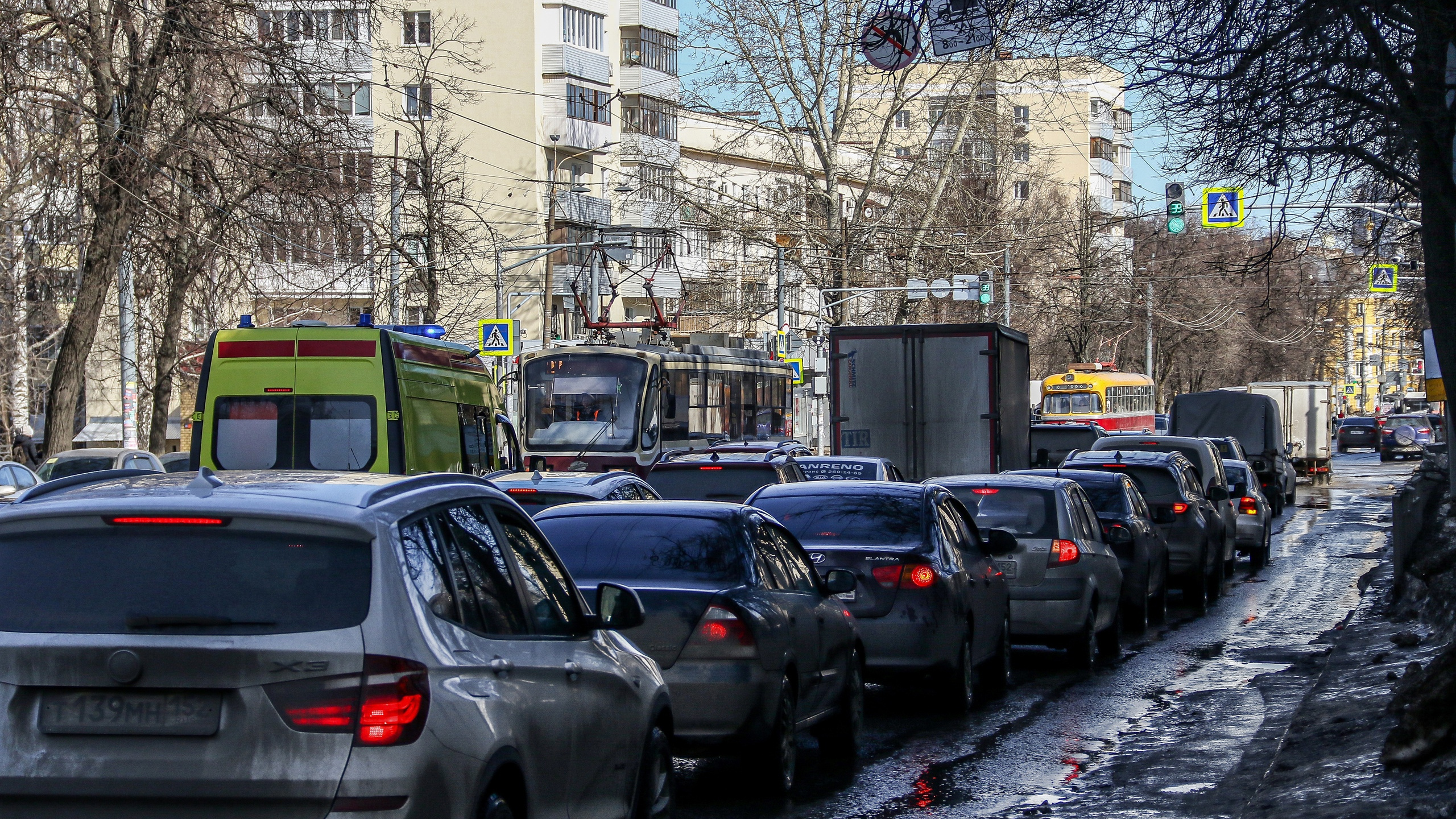 На нескольких улицах в центре Нижнего Новгорода запретят парковку — с чем это связано