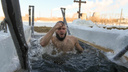 Крещенские купания: как правильно окунаться, обязательно ли в прорубь и кому не стоит нырять