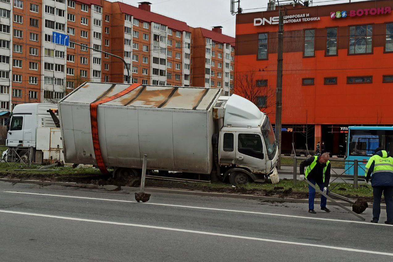 Грузовик сбил ограждение на проспекте Косыгина - 18 апреля 2024 -  ФОНТАНКА.ру