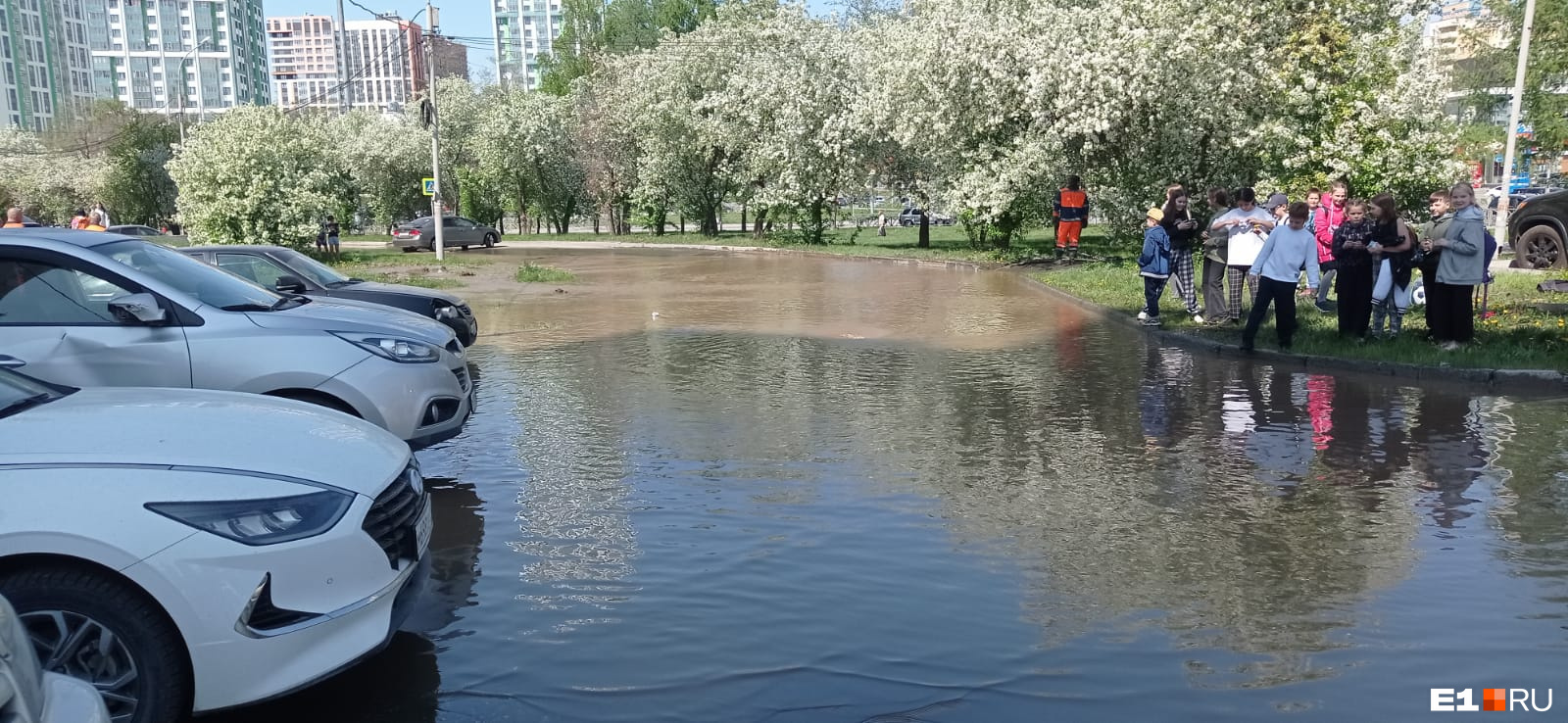 В Екатеринбурге улица в центре города превратилась в реку. Видео