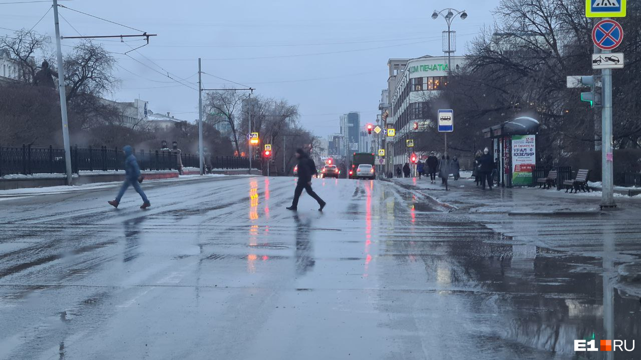 В Екатеринбурге прошел первый дождь года: горожане добираются до работы вплавь