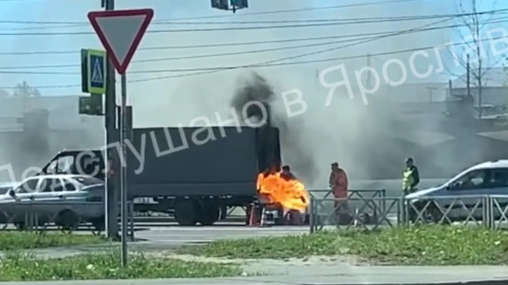 В Ярославле дорожного рабочего обдало огнем из машины: появилась версия, из-за чего это произошло