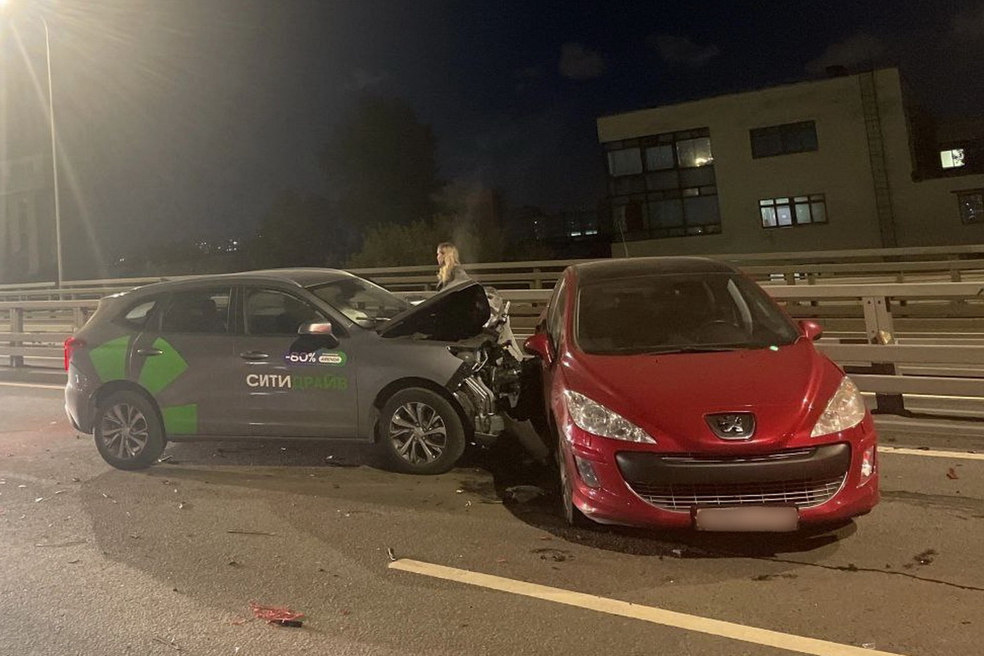 Каршеринг подбил два авто на Митрофаньевском шоссе. Водитель серьёзно пострадал