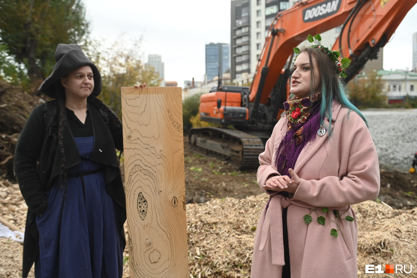 Художница принесла на площадку свой новый арт-объект, символизирующий мертвое дерево, которое смотрит на людей