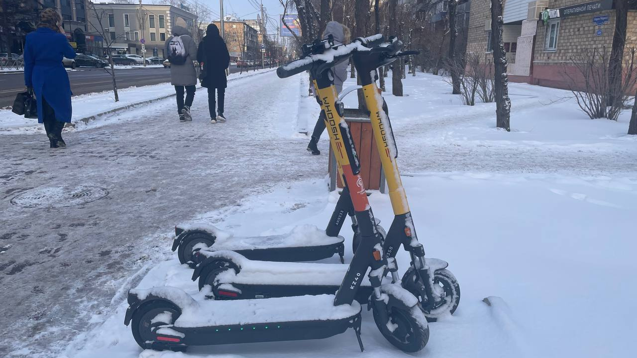 Самокаты на красноярских улицах отключили из-за выпавшего снега