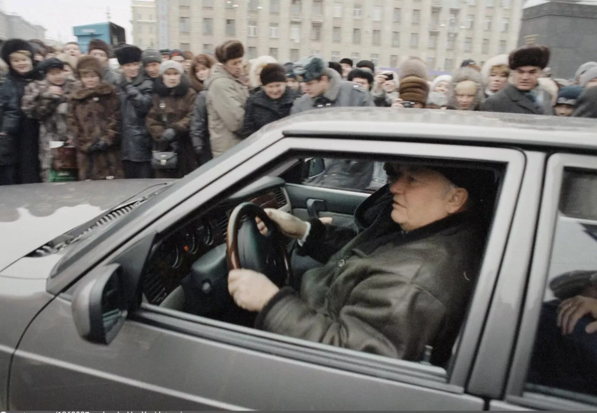 У мэра — популярная тогда у всех российских мужчин кожаная куртка
