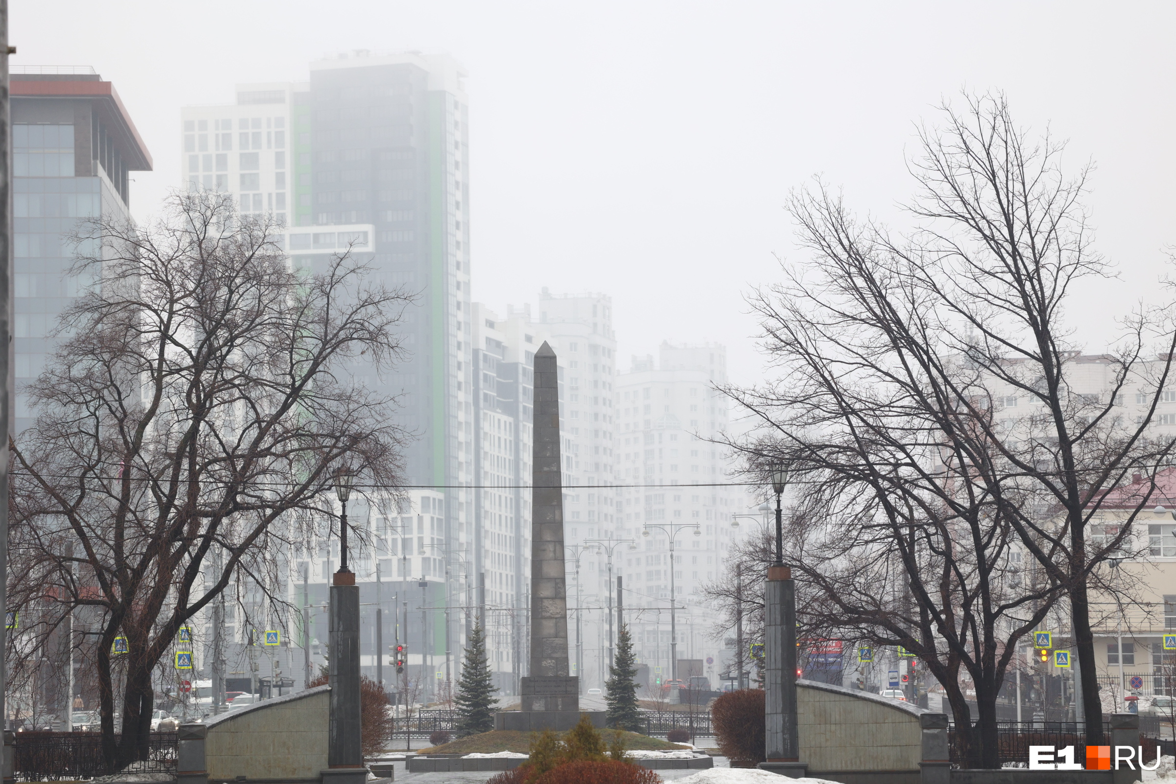 В Екатеринбург внезапно вернулась зима, трассы заметает мощный снегопад
