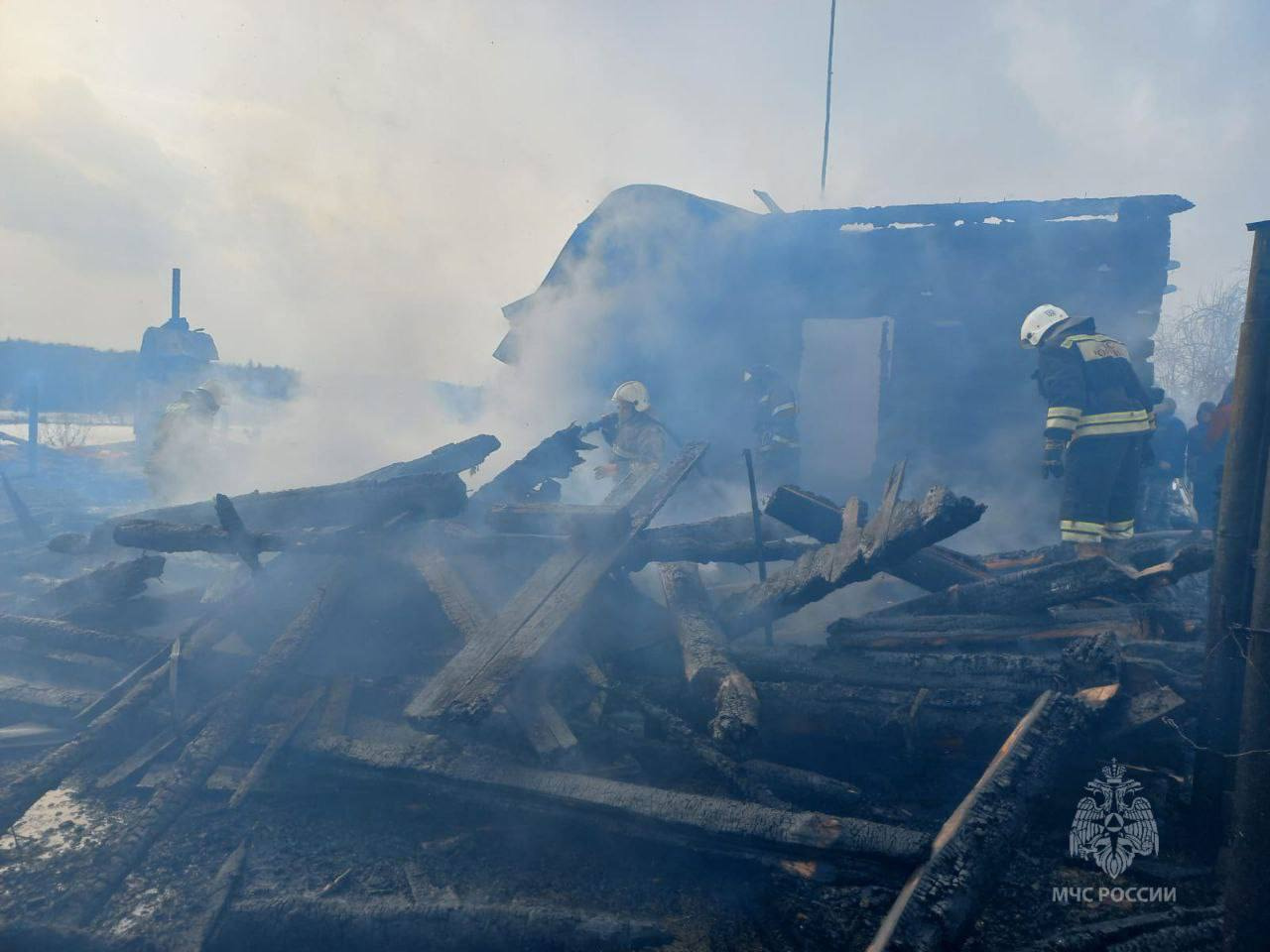 Трагедия под Красноярском: мать бросилась в горящий дом за детьми, но не спасся никто