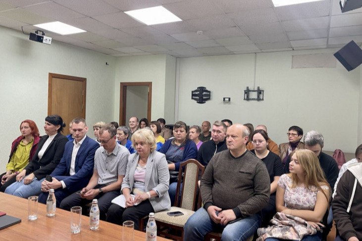 Главврач станции СМП Александр Балабушевич рассказал, что медучреждение с мая начало переход на новую систему оплаты труда