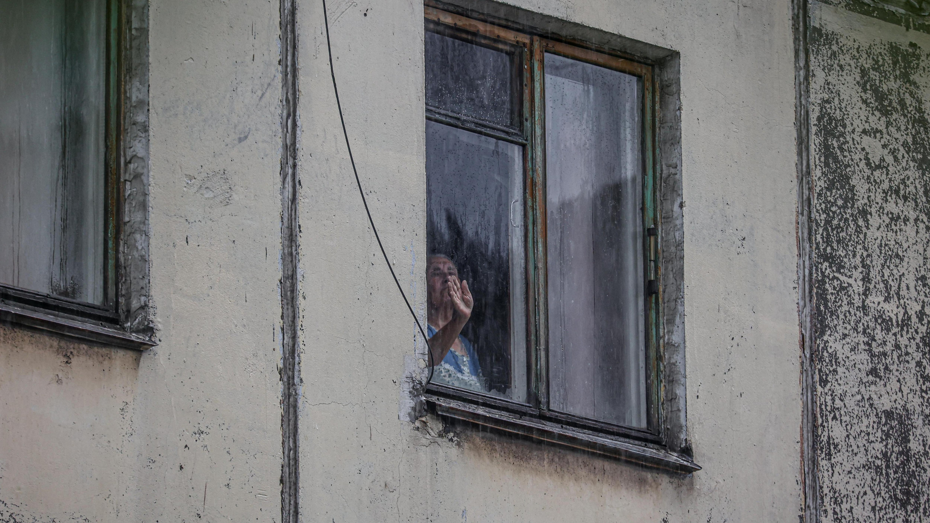 Двухлетний ребенок выпал из окна в Приморье. Он залез на него через стол