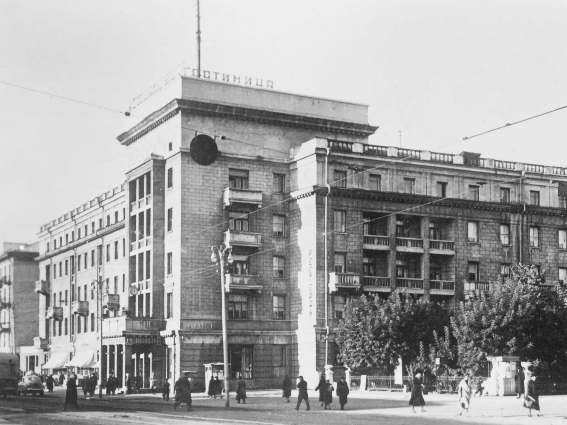 После войны антенна еще какое-то время стояла, но к <nobr class="_">1960-м</nobr> ее убрали’ title=’После войны антенна еще какое-то время стояла, но к <nobr class="_">1960-м</nobr> ее убрали’ data-vox=”https://cdn.iportal.ru/preview/news/articles/2cecb461df52229660372f96e7a99519069d7008_640_480.jpg” itemprop=”contentUrl” class=”_06Zgu”></source></source></source></source></source></source></source></source></picture></div><figcaption class="No+sF">
<p class="BDPZt _1Gdrr vFRhq"><span itemprop="caption">После войны антенна еще какое-то время стояла, но к <nobr class="_">1960-м</nobr> ее убрали</span></p>
<div class="_09wK1">
<p itemprop="author" itemscope="itemscope" itemtype="http://schema.org/Person" class="_2O7On _1Gdrr Cgbgl">Фото: <span itemprop="name">Башкультнаследие / vk.com</span></p>
<div class="NHXuY">
<div class="hb5At lN3D2 _33rXE">
<p class="NeIdg"><svg fill="#77808c" width="20" height="15" viewbox="0 0 20 14" stroke-width="1" xmlns="http://www.w3.org/2000/svg"><path d="M11.6667 11.375L20 5.616L11.6667 0V2.47162C11.6667 2.47162 1.985 4.57031 0 13C4.22667 8.58731 11.6667 8.76038 11.6667 8.76038V11.375Z" transform="translate(0 0.794128)"></path></svg>Поделиться</p>
<div class="Wbp18 TFGz0 _0m48j">
<ul class="jp0zF" style="width:212px;">
<li style="margin-right:8px;"><button data-test="btn-share-vk" class="rKAyr _2RrhH" style="width:36px;height:36px;"><svg width="16" height="17"><use xlink:href="/dist/legacy/svg-sprites/jtn-social.89e7a08f5d9f7defbf78b6b3e292dfc9.svg#jtn-social-vk"></use></svg></button></li>
<li style="margin-right:8px;"><button data-test="btn-share-twitter" class="rKAyr _2RrhH" style="width:36px;height:36px;"><svg width="16" height="17"><use xlink:href="/dist/legacy/svg-sprites/jtn-social.89e7a08f5d9f7defbf78b6b3e292dfc9.svg#jtn-social-twitter"></use></svg></button></li>
<li style="margin-right:8px;"><button data-test="btn-share-ok" class="rKAyr _2RrhH" style="width:36px;height:36px;"><svg width="16" height="17"><use xlink:href="/dist/legacy/svg-sprites/jtn-social.89e7a08f5d9f7defbf78b6b3e292dfc9.svg#jtn-social-ok"></use></svg></button></li>
<li style="margin-right:8px;"><button data-test="btn-share-telegram" class="rKAyr _2RrhH" style="width:36px;height:36px;"><svg width="16" height="17"><use xlink:href="/dist/legacy/svg-sprites/jtn-social.89e7a08f5d9f7defbf78b6b3e292dfc9.svg#jtn-social-telegram"></use></svg></button></li>
<li style="margin-right:0px;"><button data-test="btn-share-wa" class="rKAyr _2RrhH" style="width:36px;height:36px;"><svg width="16" height="17"><use xlink:href="/dist/legacy/svg-sprites/jtn-social.89e7a08f5d9f7defbf78b6b3e292dfc9.svg#jtn-social-wa"></use></svg></button></li>
</ul>
</div>
</div>
</div>
</div>
</figcaption></figure>
<div class="qQq9J">
<div>
<p>Гостям в гостинице выдавали спецпаек, в который входило даже мясо. Обычные уфимцы в то время не могли этого себе позволить, не говоря уже о жителях фронтовых областей. Тольятти же считал, что разгром режима Бенито Муссолини важнее, чем комфорт, поэтому поначалу ограничивался молоком да хлебом. Потом, пишет газета «Истоки», ему приготовили спагетти и цыпленка, в итоге он стал есть нормально. При этом утверждается, что итальянский коммунист критиковал французских коллег, считая, что они слишком много едят. В шутку Тольятти говорил, что если бы французы меньше ели, то смогли бы остановить немцев на своей территории. При этом от него звучали и вполне серьезные заявления: мол, советские солдаты голодали, но шли вперед. Иногда итальянец то ли паниковал, то ли шутил на тему «немецких танков на Белой».</p>
</div>
</div>
<div data-status="" data-placement="inline" class="Myw1Z iaZSL PDM4p ljQr4 Bgux0 XmulL" style="min-height:300px;max-height:300px;--creative-height:300px;"><lazyhydrate ssronly="true"></p>
<div>
<div id="inline_m-37"></div>
</p></div>
<p></lazyhydrate></div>
<div class="qQq9J">
<div>
<p>А вот писатель Вертинский в 1952 году отшучивался, что в гастрономе над гостиницей можно купить только коньяк и консервы.</p>
</div>
</div>
<div data-status="" data-placement="inline" class="Myw1Z V8MR1 POHrm Bgux0"><lazyhydrate ssronly="true"></p>
<div>
<div id="inline_d-39"></div>
</p></div>
<p></lazyhydrate></div>
<figure itemscope="itemscope" itemtype="http://schema.org/ImageObject" class="J7DNv I1v1s veu9i">
<div data-hyb-ssp-in-image-overlay="61655fcc4d506e9b8428cf5b" class="iqVqR"><picture class="sDd50"><source srcset="https://cdn.iportal.ru/preview/news/articles/a8298b97dd62f3aeb181bbf8d2f33d88068a8511_599.jpg.webp-portal" media="(max-width: 599px)" type="image/webp"><source srcset="https://cdn.iportal.ru/preview/news/articles/a8298b97dd62f3aeb181bbf8d2f33d88068a8511_599.jpg" media="(max-width: 599px)"><source srcset="https://cdn.iportal.ru/preview/news/articles/a8298b97dd62f3aeb181bbf8d2f33d88068a8511_844.jpg.webp-portal" media="(min-width: 600px, max-width: 899px)" type="image/webp"><source srcset="https://cdn.iportal.ru/preview/news/articles/a8298b97dd62f3aeb181bbf8d2f33d88068a8511_844.jpg" media="(min-width: 600px, max-width: 899px)"><source srcset="https://cdn.iportal.ru/preview/news/articles/a8298b97dd62f3aeb181bbf8d2f33d88068a8511_960.jpg.webp-portal" media="(min-width: 900px, max-width: 1279px)" type="image/webp"><source srcset="https://cdn.iportal.ru/preview/news/articles/a8298b97dd62f3aeb181bbf8d2f33d88068a8511_960.jpg" media="(min-width: 900px, max-width: 1279px)"><source srcset="https://cdn.iportal.ru/preview/news/articles/a8298b97dd62f3aeb181bbf8d2f33d88068a8511_727.jpg.webp-portal" media="(min-width: 1280px)" type="image/webp"><source srcset="https://cdn.iportal.ru/preview/news/articles/a8298b97dd62f3aeb181bbf8d2f33d88068a8511_727.jpg" media="(min-width: 1280px)"><img decoding="async" src="https://cdn.iportal.ru/preview/news/articles/a8298b97dd62f3aeb181bbf8d2f33d88068a8511_1534.jpg" alt="Какое-то время в здании гостиницы работал, видимо, гастроном" title="Какое-то время в здании гостиницы работал, видимо, гастроном" data-vox="https://cdn.iportal.ru/preview/news/articles/a8298b97dd62f3aeb181bbf8d2f33d88068a8511_640_480.jpg" itemprop="contentUrl" class="_06Zgu"></source></source></source></source></source></source></source></source></picture></div><figcaption class="No+sF">
<p class="BDPZt _1Gdrr vFRhq"><span itemprop="caption">Какое-то время в здании гостиницы работал, видимо, гастроном</span></p>
<div class="_09wK1">
<p itemprop="author" itemscope="itemscope" itemtype="http://schema.org/Person" class="_2O7On _1Gdrr Cgbgl">Фото: <span itemprop="name">Башкультнаследие / vk.com</span></p>
<div class="NHXuY">
<div class="hb5At lN3D2 _33rXE">
<p class="NeIdg"><svg fill="#77808c" width="20" height="15" viewbox="0 0 20 14" stroke-width="1" xmlns="http://www.w3.org/2000/svg"><path d="M11.6667 11.375L20 5.616L11.6667 0V2.47162C11.6667 2.47162 1.985 4.57031 0 13C4.22667 8.58731 11.6667 8.76038 11.6667 8.76038V11.375Z" transform="translate(0 0.794128)"></path></svg>Поделиться</p>
<div class="Wbp18 TFGz0 _0m48j">
<ul class="jp0zF" style="width:212px;">
<li style="margin-right:8px;"><button data-test="btn-share-vk" class="rKAyr _2RrhH" style="width:36px;height:36px;"><svg width="16" height="17"><use xlink:href="/dist/legacy/svg-sprites/jtn-social.89e7a08f5d9f7defbf78b6b3e292dfc9.svg#jtn-social-vk"></use></svg></button></li>
<li style="margin-right:8px;"><button data-test="btn-share-twitter" class="rKAyr _2RrhH" style="width:36px;height:36px;"><svg width="16" height="17"><use xlink:href="/dist/legacy/svg-sprites/jtn-social.89e7a08f5d9f7defbf78b6b3e292dfc9.svg#jtn-social-twitter"></use></svg></button></li>
<li style="margin-right:8px;"><button data-test="btn-share-ok" class="rKAyr _2RrhH" style="width:36px;height:36px;"><svg width="16" height="17"><use xlink:href="/dist/legacy/svg-sprites/jtn-social.89e7a08f5d9f7defbf78b6b3e292dfc9.svg#jtn-social-ok"></use></svg></button></li>
<li style="margin-right:8px;"><button data-test="btn-share-telegram" class="rKAyr _2RrhH" style="width:36px;height:36px;"><svg width="16" height="17"><use xlink:href="/dist/legacy/svg-sprites/jtn-social.89e7a08f5d9f7defbf78b6b3e292dfc9.svg#jtn-social-telegram"></use></svg></button></li>
<li style="margin-right:0px;"><button data-test="btn-share-wa" class="rKAyr _2RrhH" style="width:36px;height:36px;"><svg width="16" height="17"><use xlink:href="/dist/legacy/svg-sprites/jtn-social.89e7a08f5d9f7defbf78b6b3e292dfc9.svg#jtn-social-wa"></use></svg></button></li>
</ul>
</div>
</div>
</div>
</div>
</figcaption></figure>
<figure itemscope="itemscope" itemtype="http://schema.org/ImageObject" class="J7DNv I1v1s veu9i">
<div data-hyb-ssp-in-image-overlay="61655fcc4d506e9b8428cf5b" class="iqVqR"><picture class="sDd50"><source srcset="https://cdn.iportal.ru/preview/news/articles/49a9f579e92b629a7a2b3100c6ed35aa0930a3e5_599.jpg.webp-portal" media="(max-width: 599px)" type="image/webp"><source srcset="https://cdn.iportal.ru/preview/news/articles/49a9f579e92b629a7a2b3100c6ed35aa0930a3e5_599.jpg" media="(max-width: 599px)"><source srcset="https://cdn.iportal.ru/preview/news/articles/49a9f579e92b629a7a2b3100c6ed35aa0930a3e5_844.jpg.webp-portal" media="(min-width: 600px, max-width: 899px)" type="image/webp"><source srcset="https://cdn.iportal.ru/preview/news/articles/49a9f579e92b629a7a2b3100c6ed35aa0930a3e5_844.jpg" media="(min-width: 600px, max-width: 899px)"><source srcset="https://cdn.iportal.ru/preview/news/articles/49a9f579e92b629a7a2b3100c6ed35aa0930a3e5_960.jpg.webp-portal" media="(min-width: 900px, max-width: 1279px)" type="image/webp"><source srcset="https://cdn.iportal.ru/preview/news/articles/49a9f579e92b629a7a2b3100c6ed35aa0930a3e5_960.jpg" media="(min-width: 900px, max-width: 1279px)"><source srcset="https://cdn.iportal.ru/preview/news/articles/49a9f579e92b629a7a2b3100c6ed35aa0930a3e5_727.jpg.webp-portal" media="(min-width: 1280px)" type="image/webp"><source srcset="https://cdn.iportal.ru/preview/news/articles/49a9f579e92b629a7a2b3100c6ed35aa0930a3e5_727.jpg" media="(min-width: 1280px)"><img decoding="async" src="https://cdn.iportal.ru/preview/news/articles/49a9f579e92b629a7a2b3100c6ed35aa0930a3e5_1080.jpg" alt=