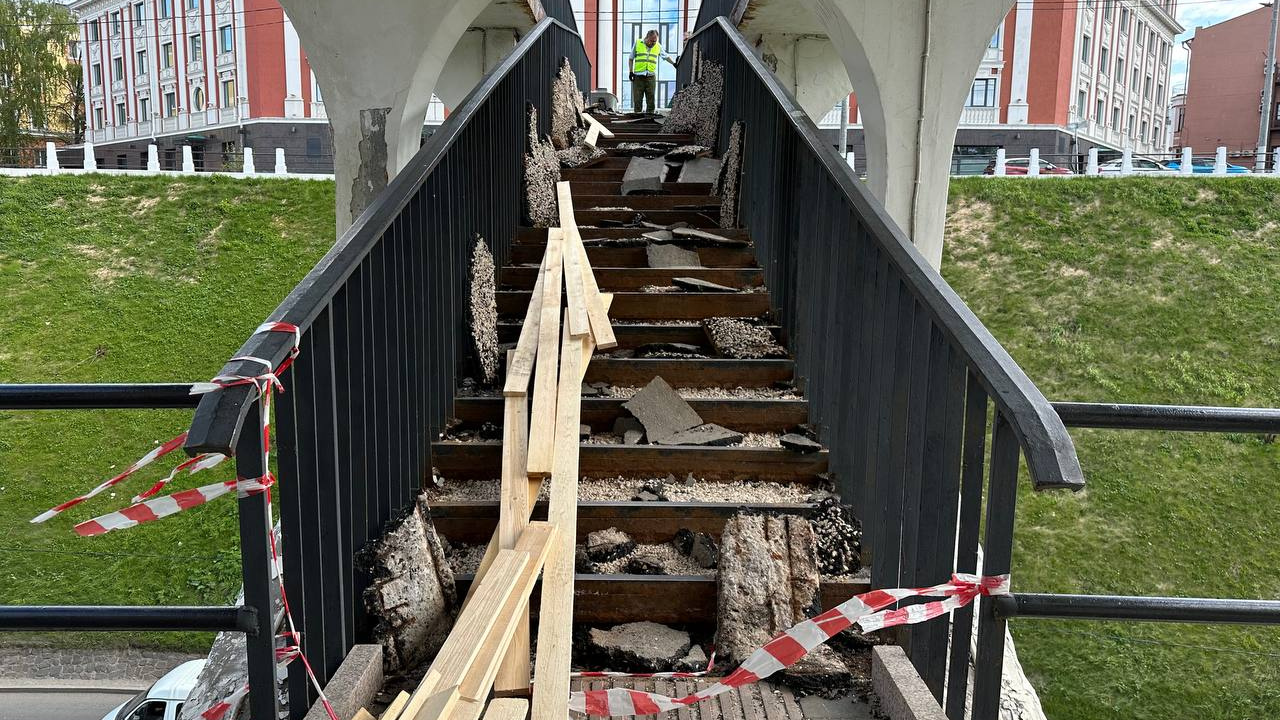 Пешеходный мост в центре Нижнего Новгорода закрыли на ремонт. Показываем, как он выглядит сейчас
