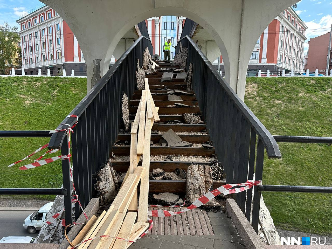 Пешеходный мост в центре Нижнего Новгорода закрыли на ремонт. Показываем, как он выглядит сейчас