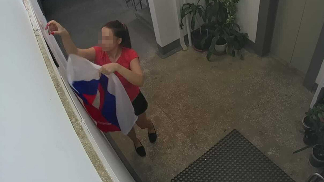 «Требую лишить гражданства эту тварь»: соседка ветерана боевых действий в Волгограде сорвала флаг России и символ «Zа наших»