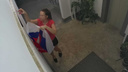 «Требую лишить гражданства эту тварь»: соседка ветерана боевых действий сорвала флаг России и символ «Zа наших»