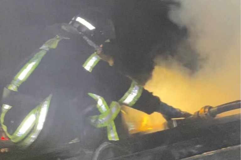 Мать с двумя детьми спасли пожарные из горящей квартиры в Чите
