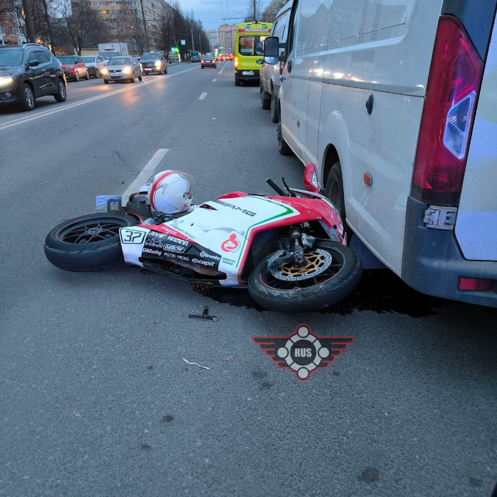 Мотоциклист упал под колеса автомобиля на Композиторов под испуганный вздох