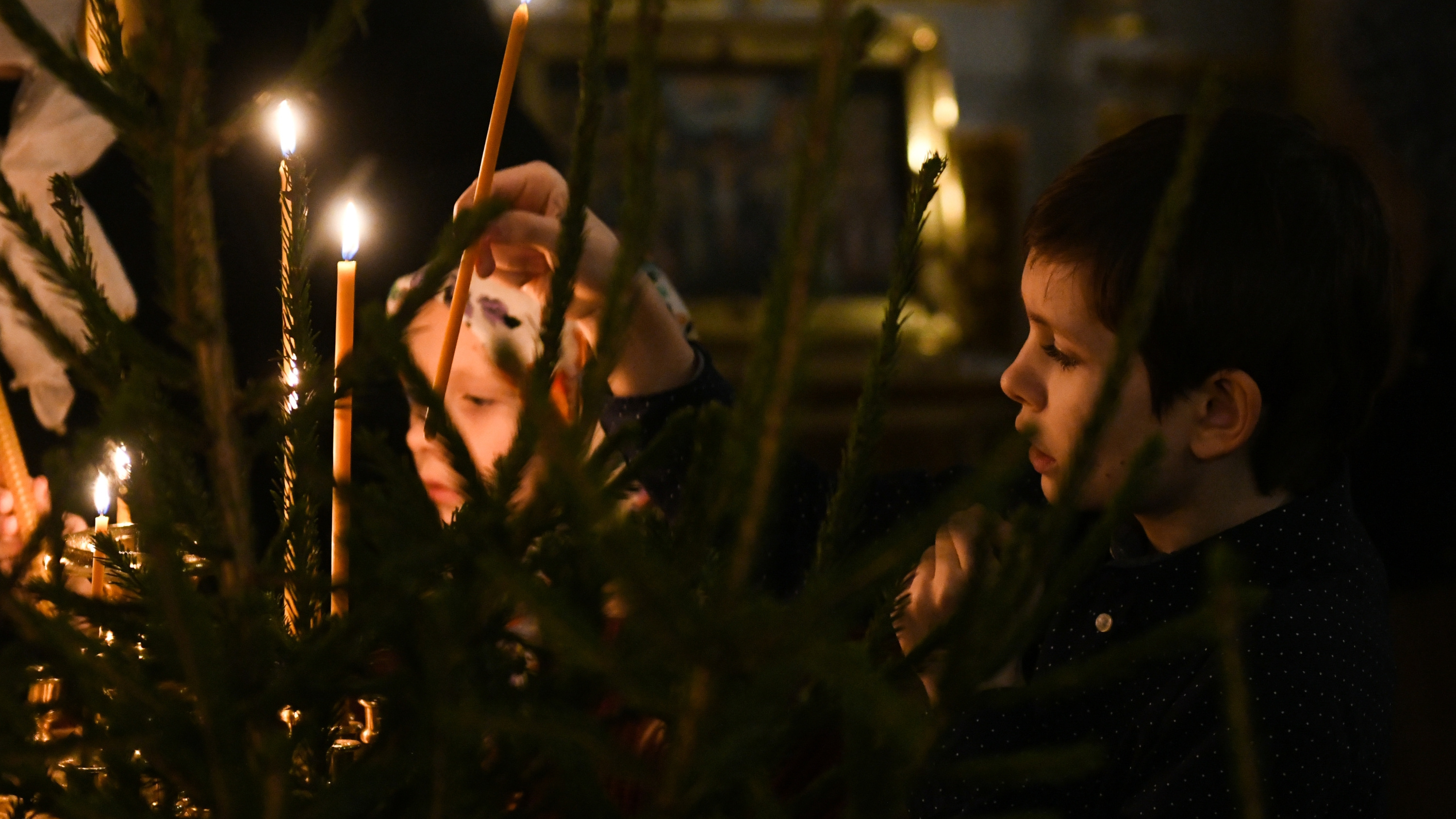 Ночные бдения, гимны, усталость и долгожданные подарки: как в православных семьях празднуют Рождество