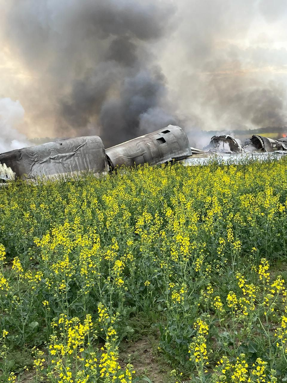 На Ставрополье в поле упал самолет, летчики катапультировались - 19 апреля  2024 - ФОНТАНКА.ру