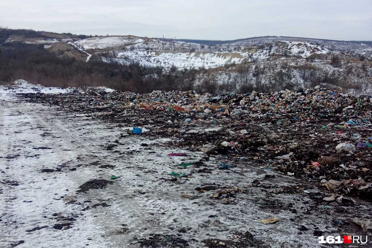 На полигоне свежие следы от бульдозера