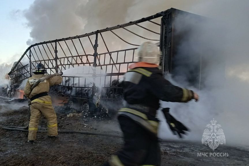 На трассе в Омской области столкнулись фура и легковушка — они полностью сгорели