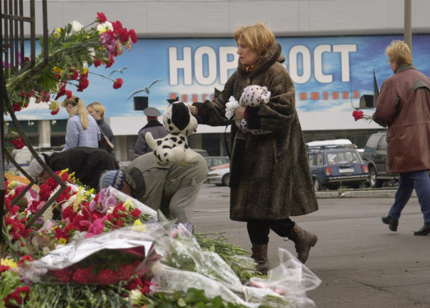 Москвичи несли к месту трагедии цветы и мягкие игрушки