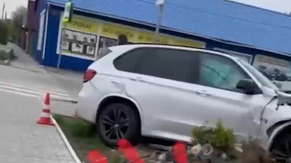 «Жесткая авария»: на Кемеровской иномарка вылетела к дому — видео последствий