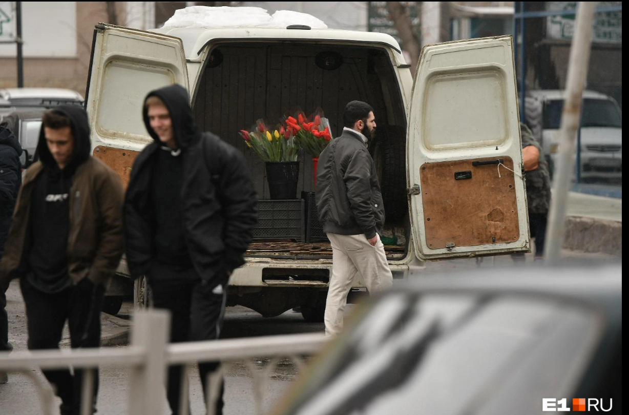«Едут на родину и на Север». Мигранты массово бегут из Екатеринбурга: что случилось?