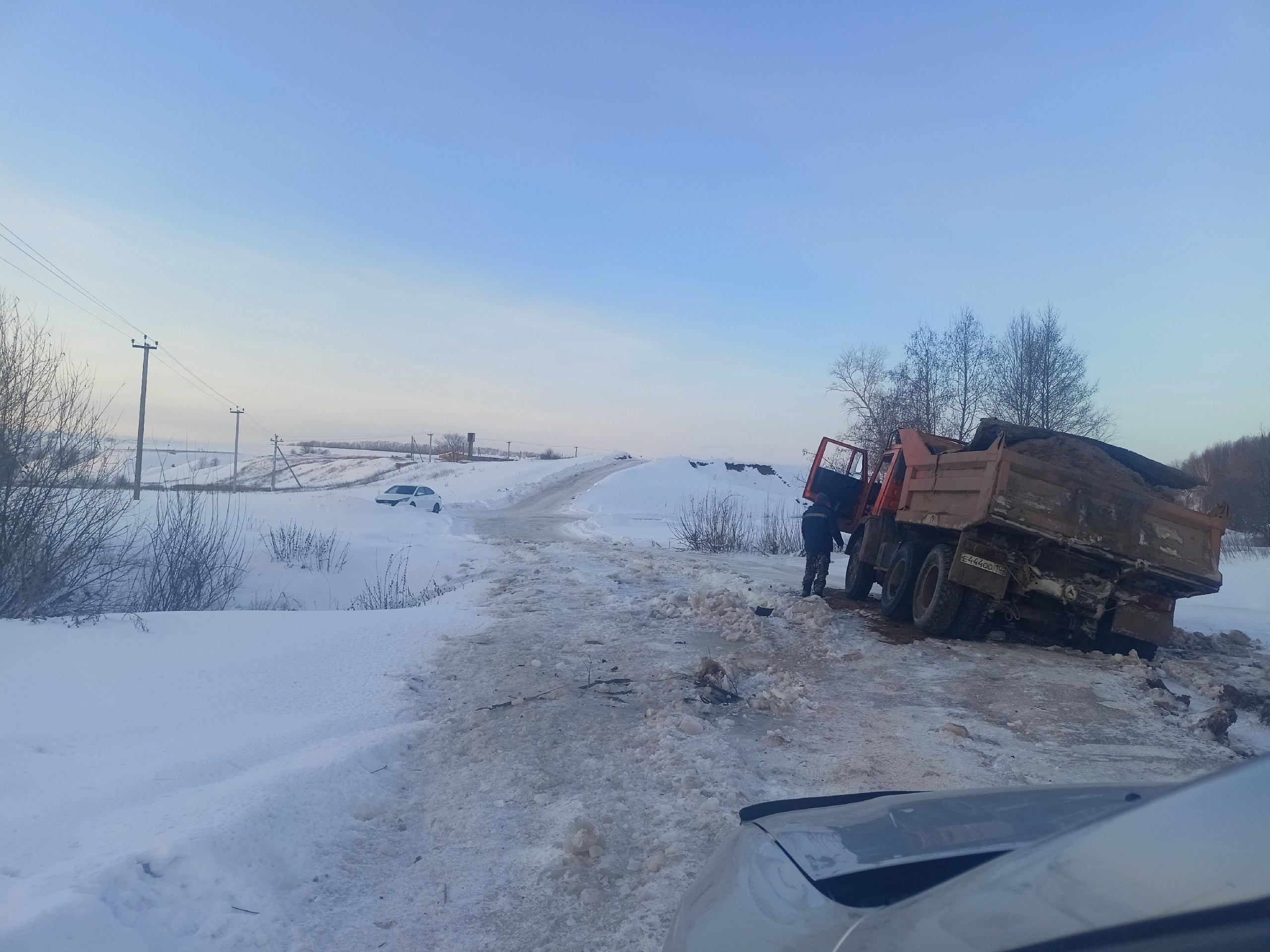 Иногда там проваливаются даже грузовики