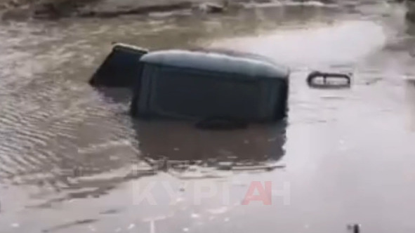 Пьяный зауралец едва не утонул вместе со своим УАЗом в затопленном СНТ