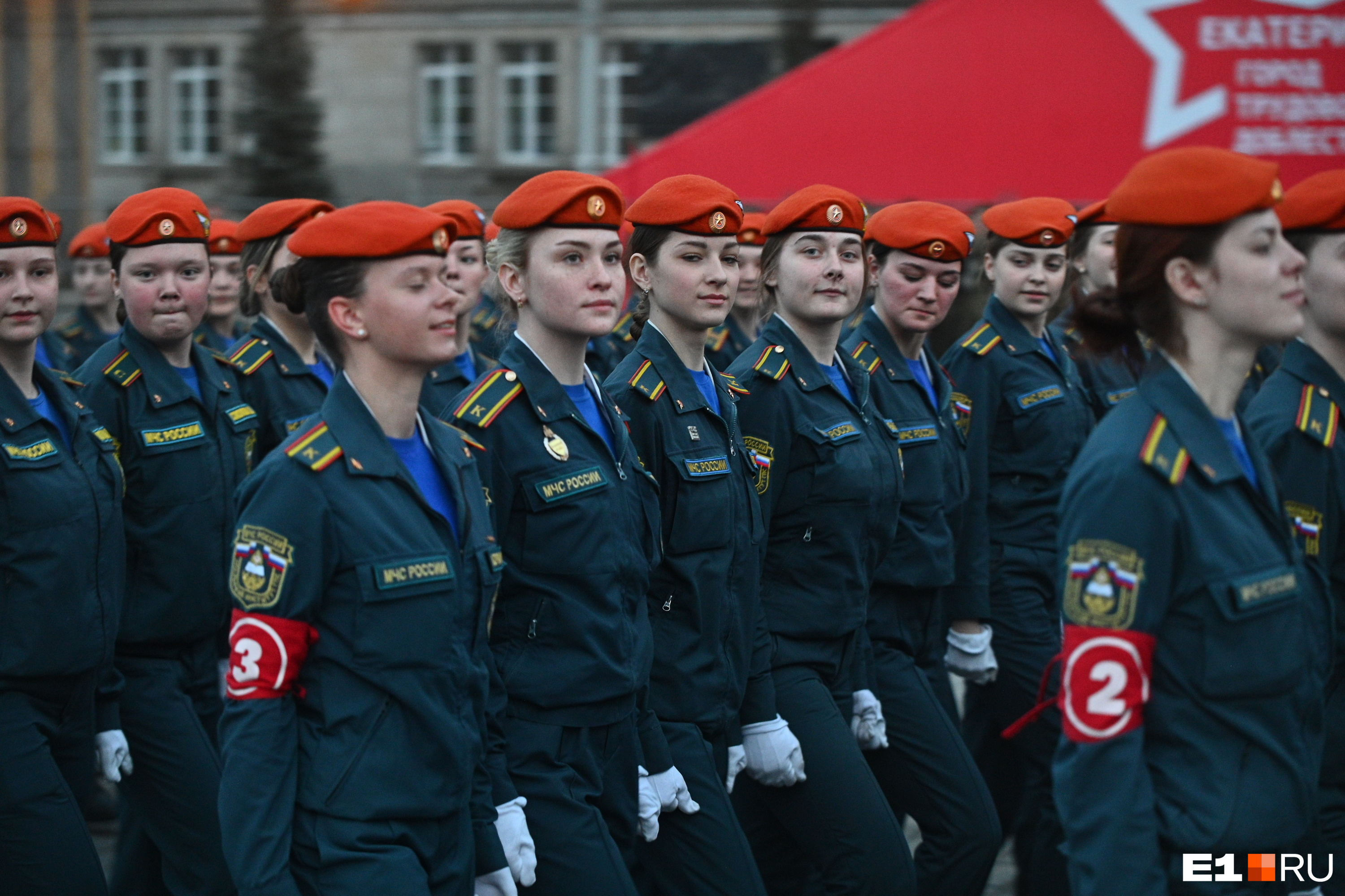 19 мая екатеринбург. Девушки на параде. Девушки на параде Победы. Военная форма для парада. МЧС девушки парад.