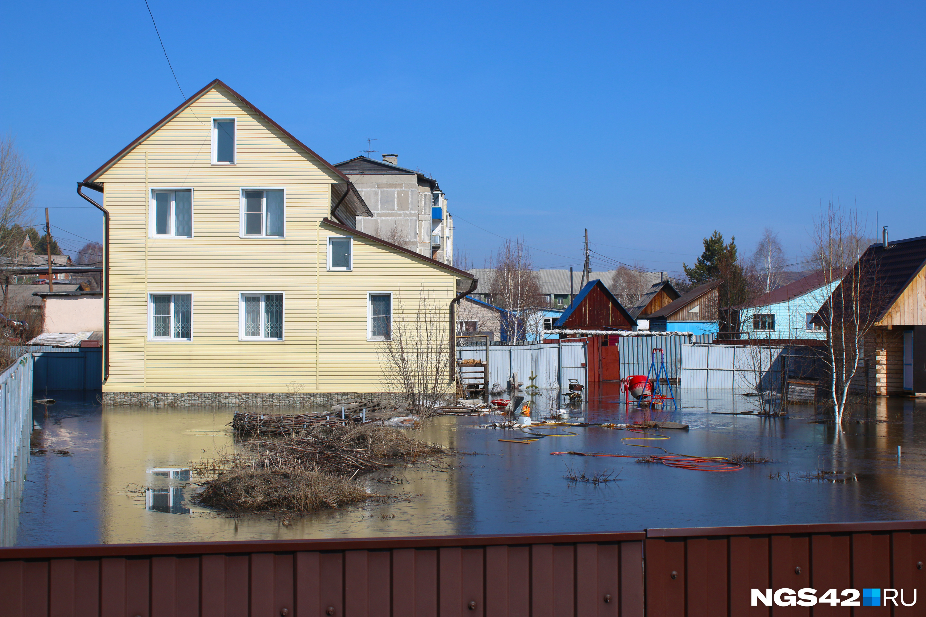 «На улице внезапно возникла горная речка»: репортаж из поселка под Новокузнецком, который затопило впервые за 10 лет