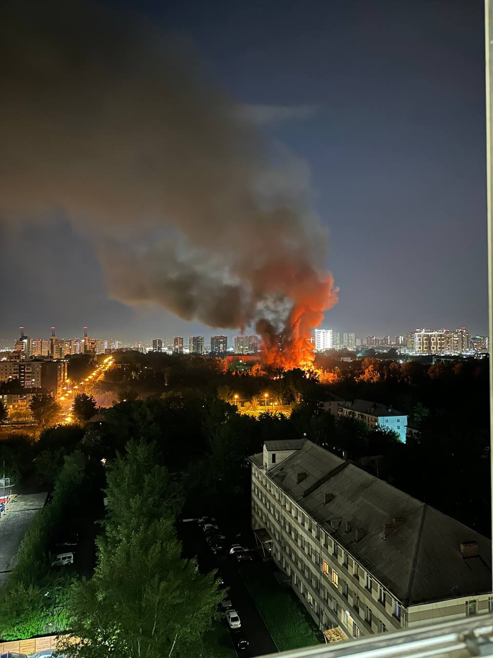 Пожар потушили только к девяти утра Пожар потушили только к девяти утра